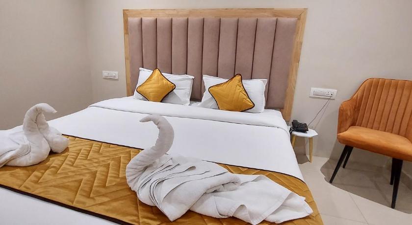 Image of Deluxe Double or Twin Room with City View 3