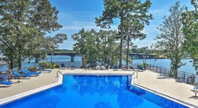 Utopia on Lake Hamilton