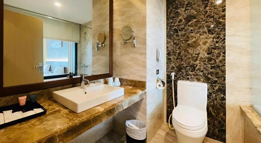 Image of Deluxe King Ocean View 7