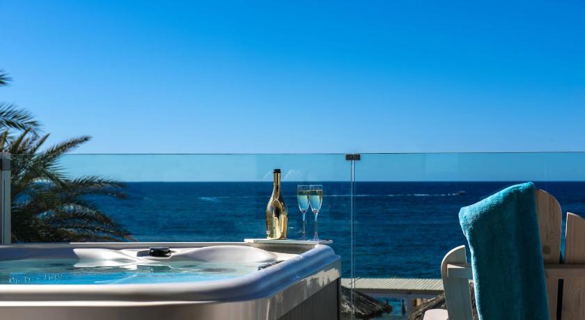 Image of Deluxe Blue Suite with Sea View and Hot Tub - Annex 8