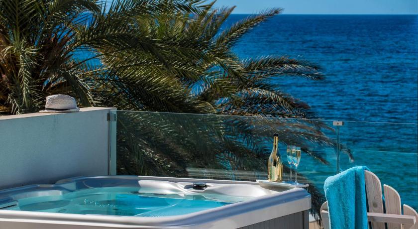 Image of Deluxe Blue Suite with Sea View and Hot Tub - Annex 16