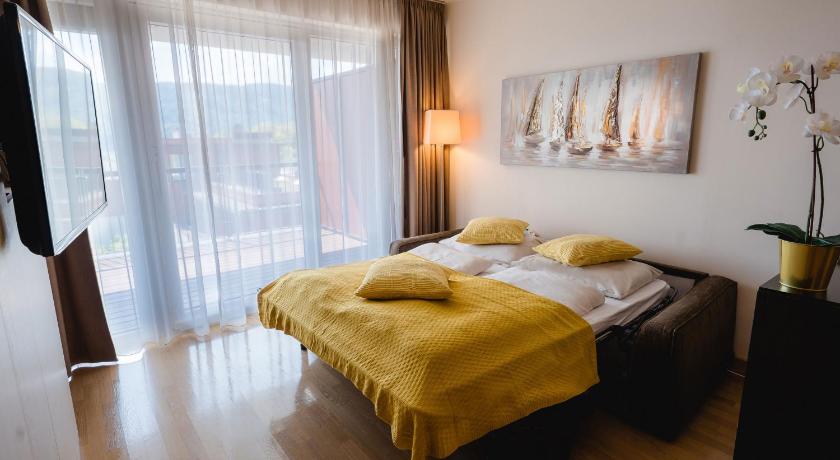 Image of Deluxe King Suite 6