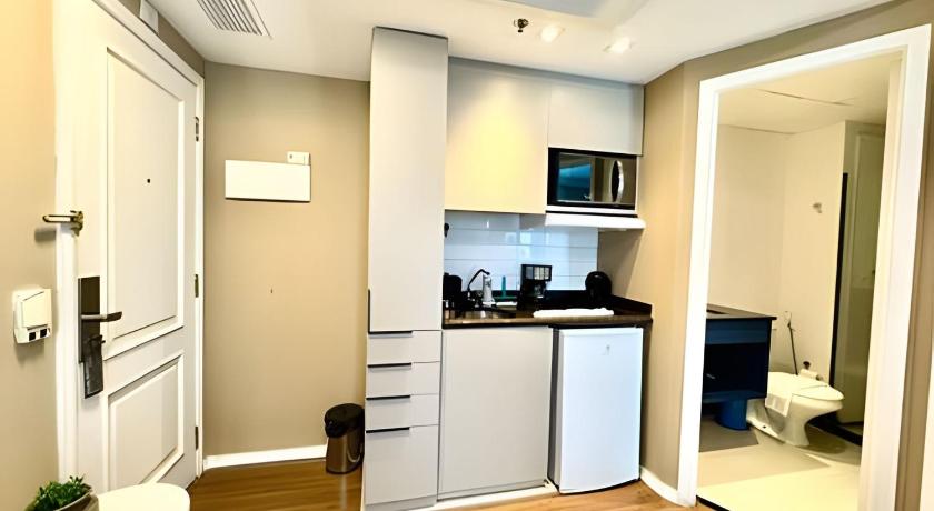 Image of Deluxe One-Bedroom Apartment with City View 1