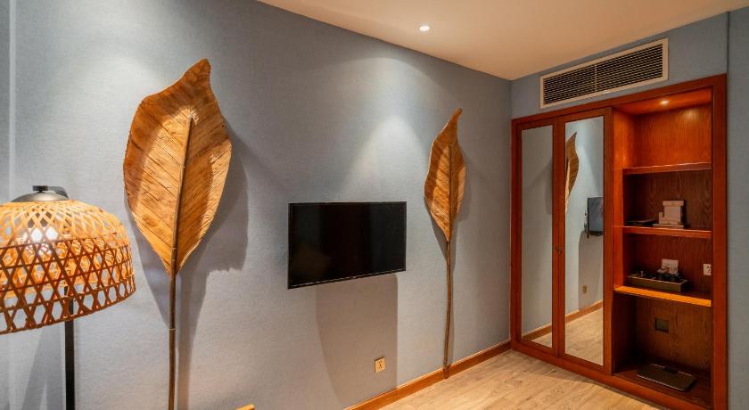 Image of Corner Suite 12