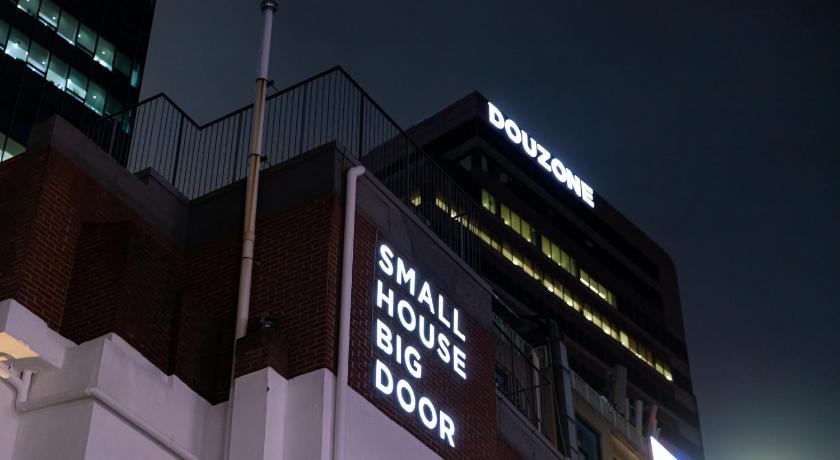 서울 스몰하우스 빅도어 명동 (Small House Big Door Myeongdong) 3성급 호텔 로비