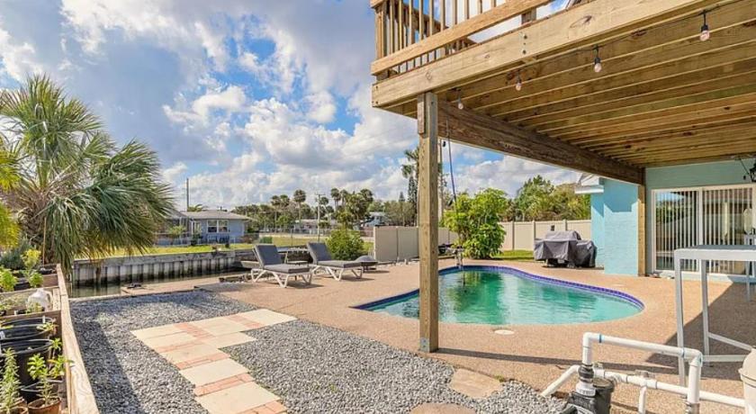 South Daytona Waterfront hideaway on the canal 4-Star Accommodation room