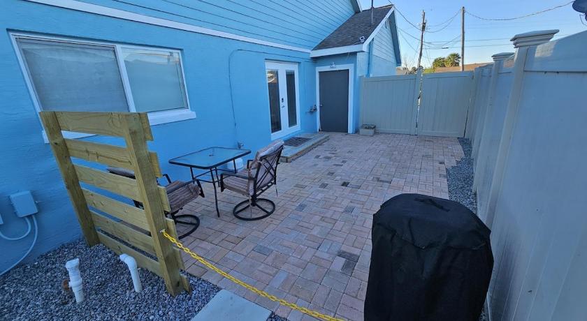 South Daytona Waterfront hideaway on the canal 4-Star Accommodation pool