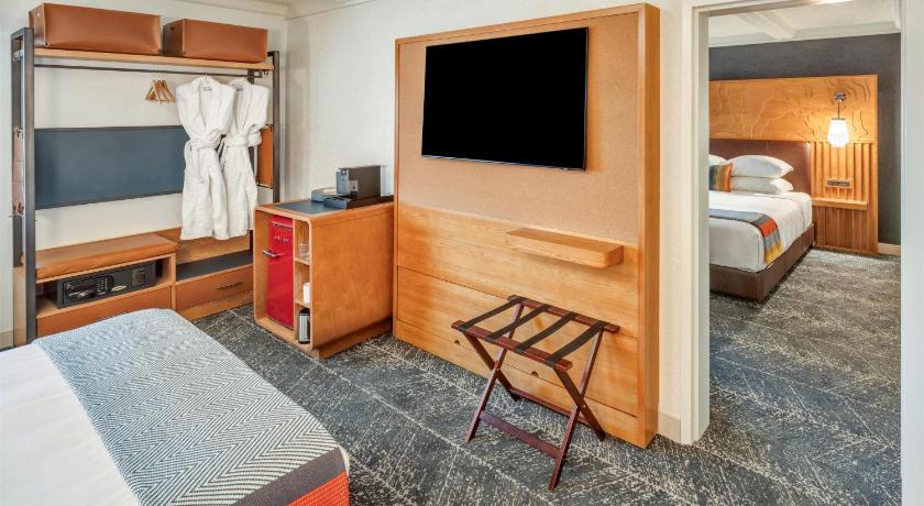 Image of Urban Suite with 1 King Bed 5