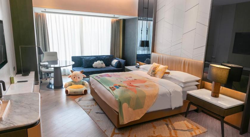Image of family room, 1 king, city view 3