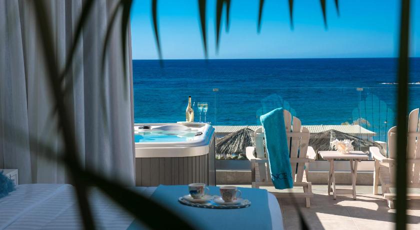 Image of Deluxe Blue Suite with Sea View and Hot Tub - Annex 4