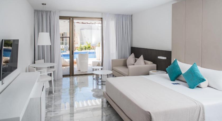 Image of Deluxe Junior Suite with Pool Access 1