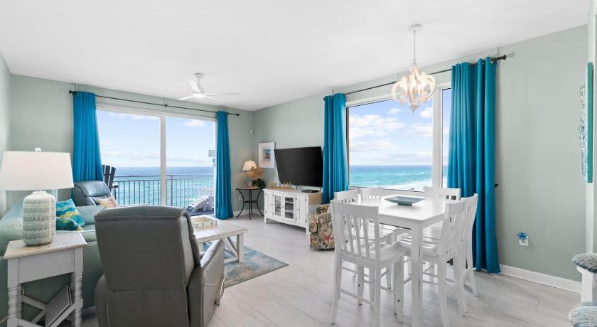 Image of Three-Bedroom Apartment with Sea View - 301E 13