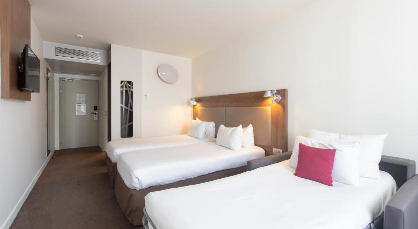 Image of Room Next Generation - 3 Single Beds 1