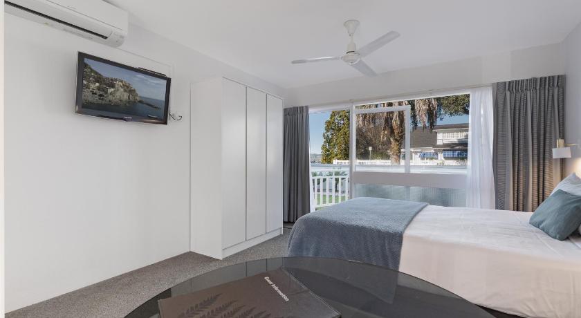 Image of Queen Studio with Patio and Avenue Views 4