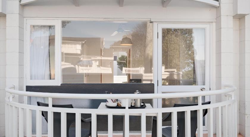 Image of Queen Studio with Patio and Avenue Views 15