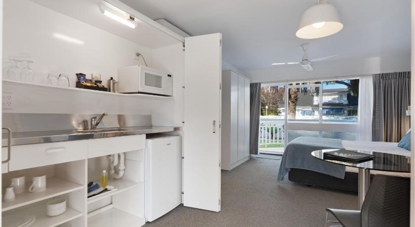 Image of Queen Studio with Patio and Avenue Views 1