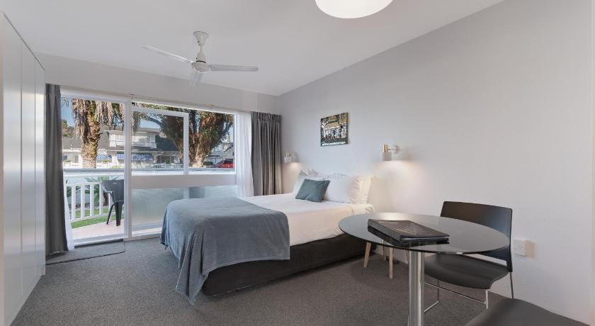 Image of Queen Studio with Patio and Avenue Views 0
