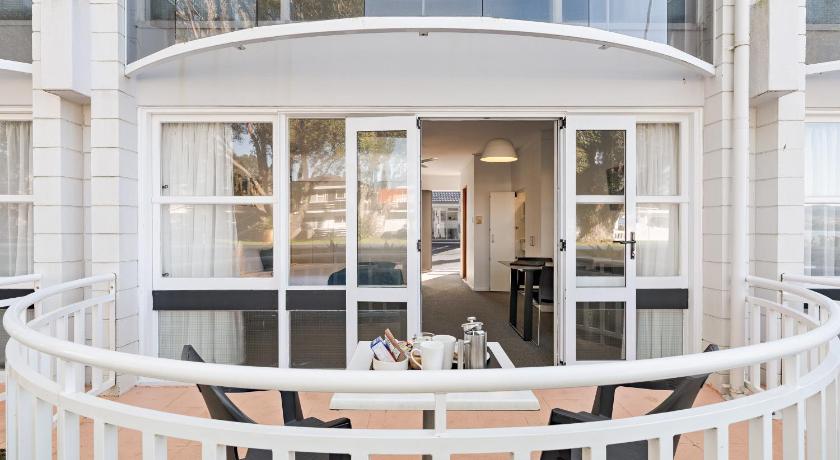 Image of Family King Studio with Patio and Avenue Views 5