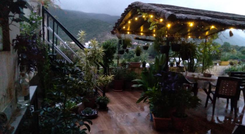 Café The Wall - image 12