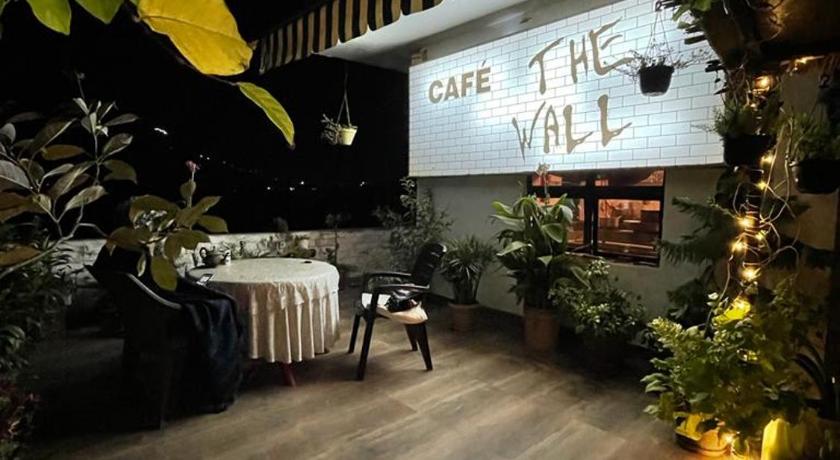 Café The Wall - image 6