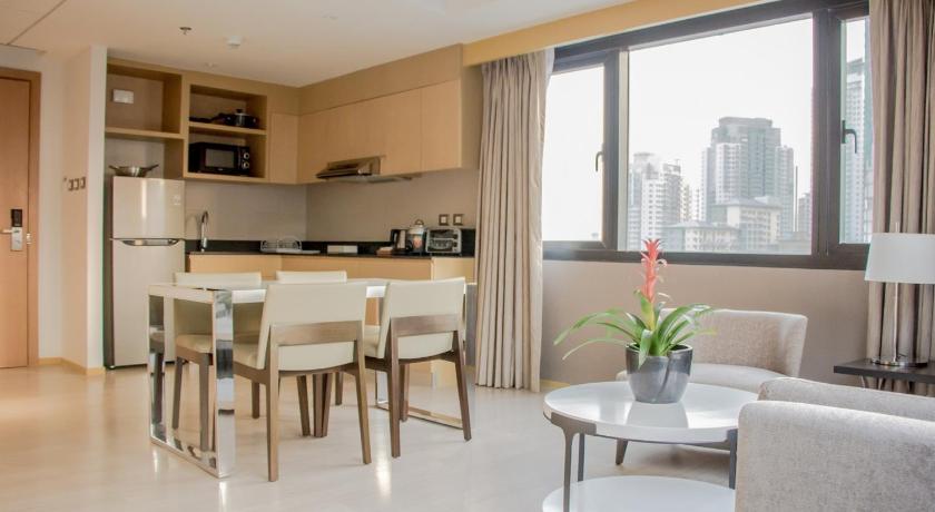 Kuva huoneesta One-Bedroom with 1 King Bed and Kitchenette 6