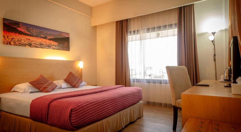 Lux Tychi Hotel Malang - image 3
