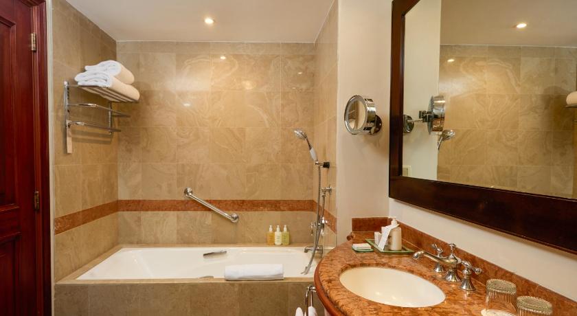 Image of Guest room, 1 King, City view 7