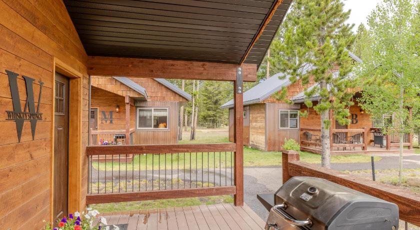 West Yellowstone (MT) Montana Cabin 3-Star Accommodation pool