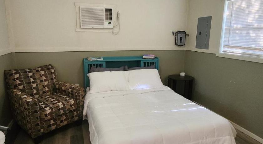 Cozy Cabin on 22 Private Acres Peaceful Retreat in Smithville, TX