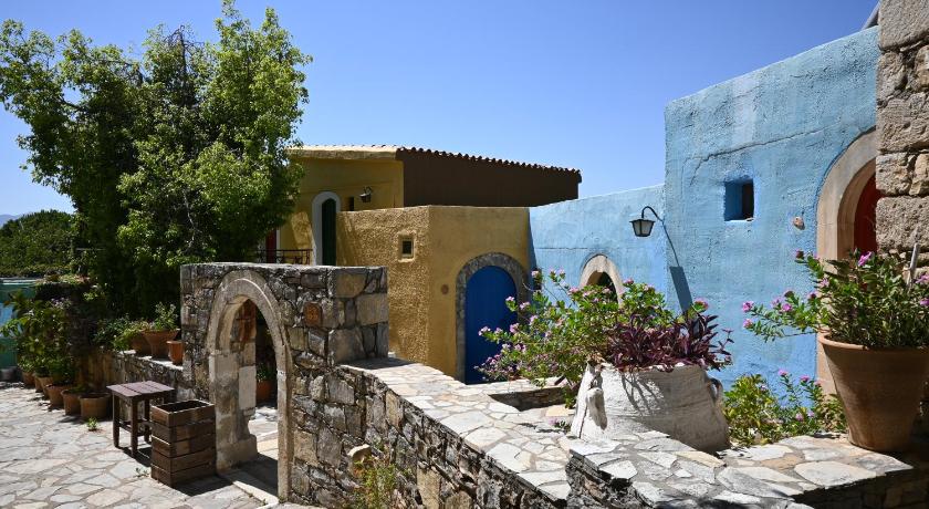Arolithos Traditional Cretan Village Hotel - image 3