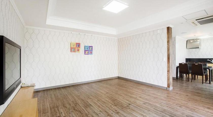 Image of Condo - Family Studio 12