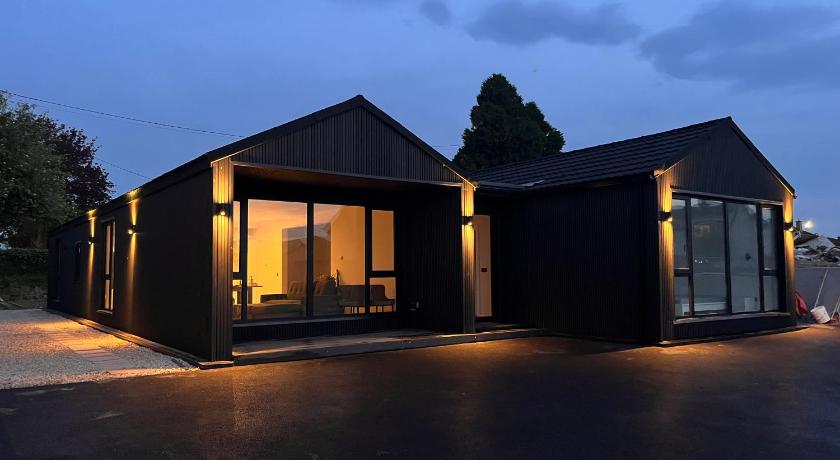Luxury Deerpark Villa Iconic Rock Views & Outdoor Sauna sleeps 16 Guests