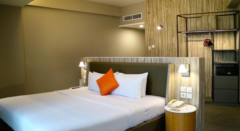 Image of Executive King Bed 1