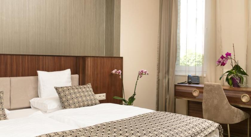 Image of Deluxe Double or Twin Room 7