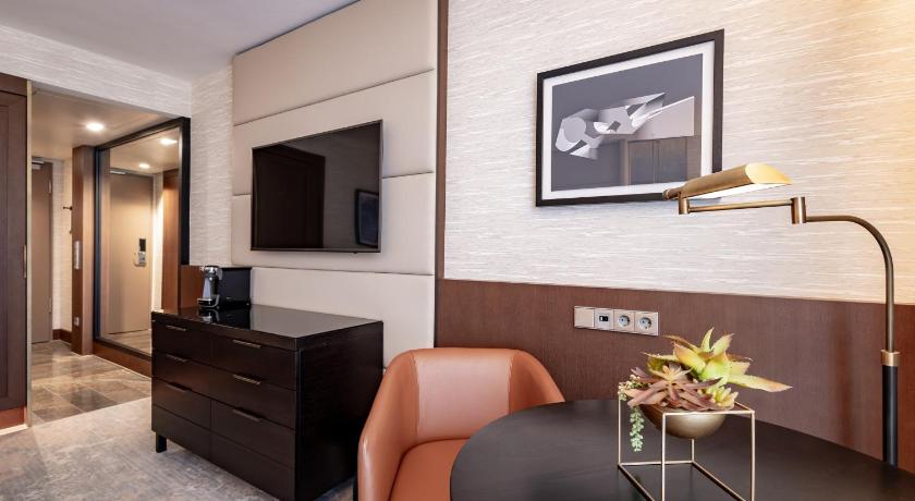 Image of 1 King Classic Club Lounge Access 13