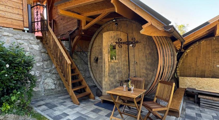 Glamping Medvedjek - Nocitev v vinskem sodu