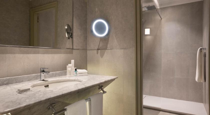 Image of junior suite, m club lounge access, 1 bedroom suite, 1 king, city view 5