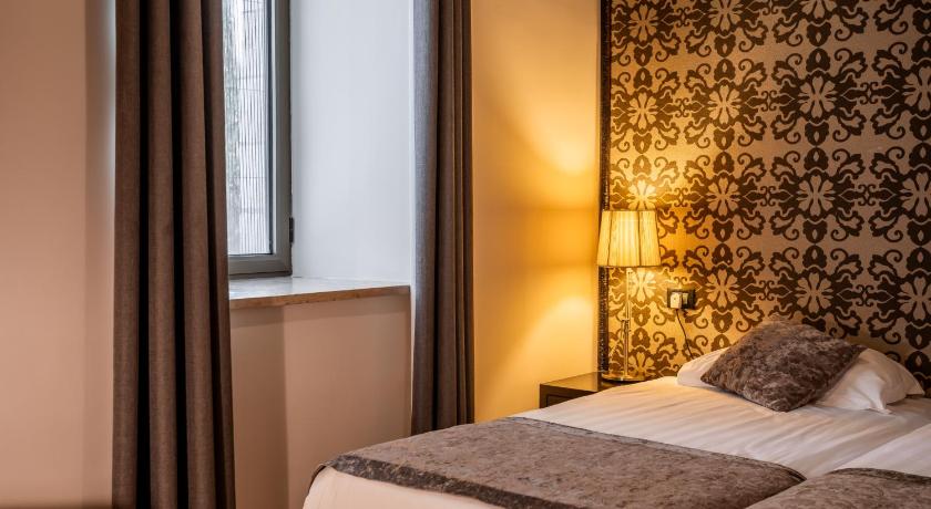 Image of Twin Room with City View 6