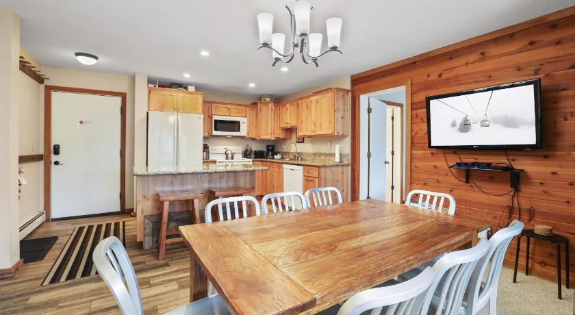 커크우드 (CA) 2 Bedroom Kirkwood Condo – Across the Street from Village condo 3성급 숙소 레스토랑