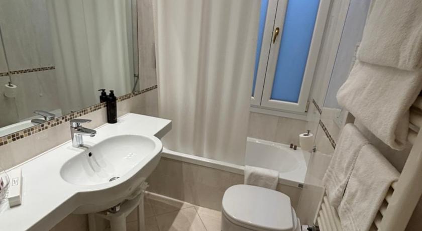 Image of Junior Suite Room 9