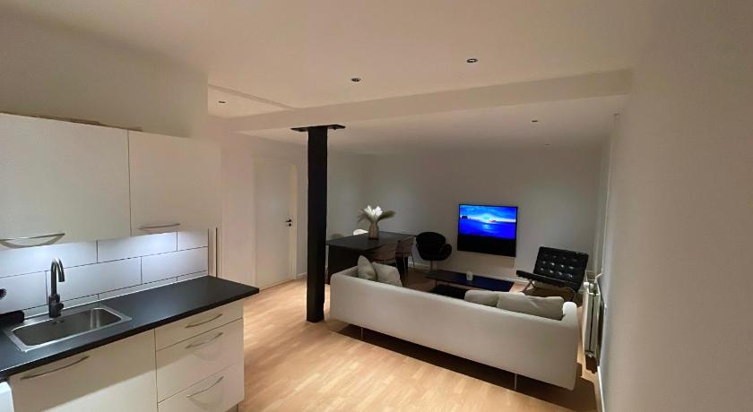 Maison Nord, 6 min from Airport & Sleep 5