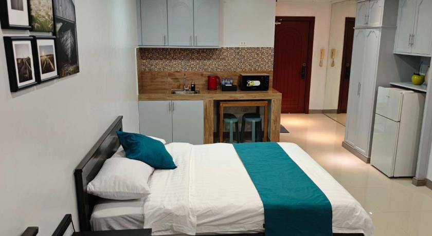 Image of Queen Room with Two Queen Beds 6