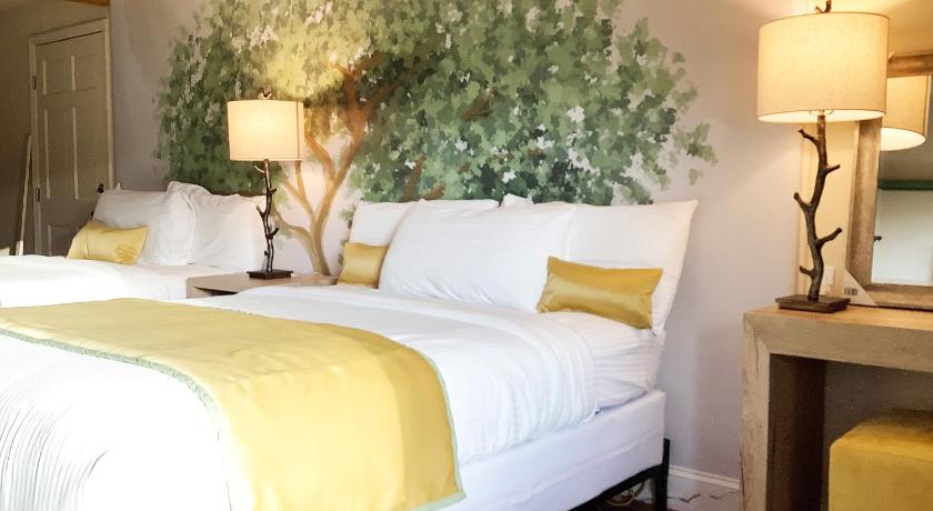 Image of Superior Double Queen Room with Parkway View Shared Balcony with Rocking Chairs 0