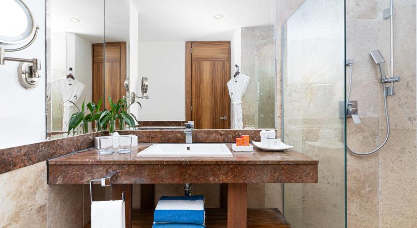 Image of Altitude Junior Suite Swimout Ocean Front King 2