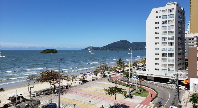 Belo apartamento compartilhado beira mar no centro de BC