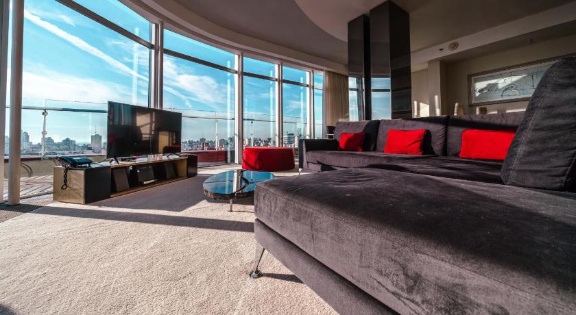 Image of 1 King 1 Bedroom Suite Balcony 0