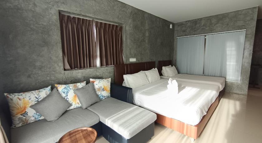 Image of Deluxe Triple Room with 2 Beds 7