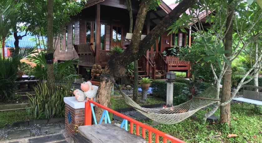 a picnic table in front of a large tree, Panpim Resort in Prachinburi
