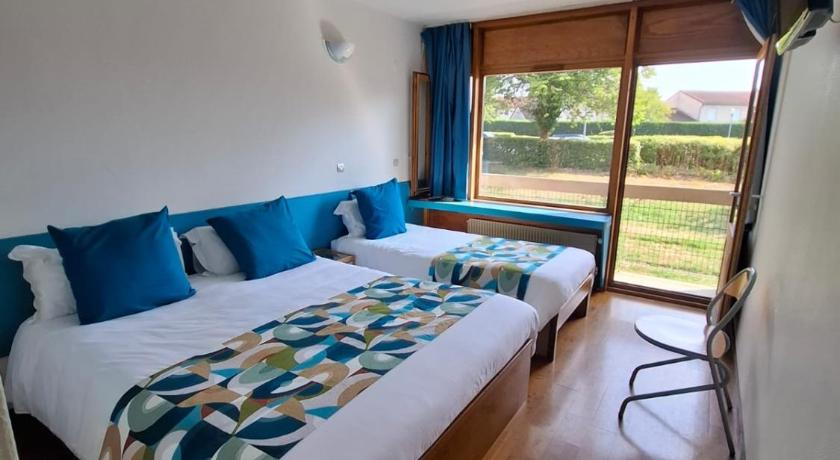 蒙隆莱班 HOTEL RESTAURANT CIRIUS 2星级 酒店 泳池