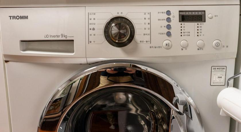 서울 2호선 신림역, 4인, 주차가능, 야외테이블, 고척돔 (Air conditioner 4 people Line 2 Sillim Station Parking Outdoor table Seoul tour Gocheok Dome K-pop l) 4성급 싱글룸 수영장